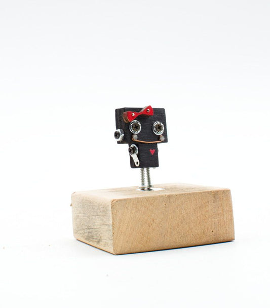 Spilla robot in legno nero tagliato a laser con fiocco rosso e occhi a vite metallici fatta a mano
