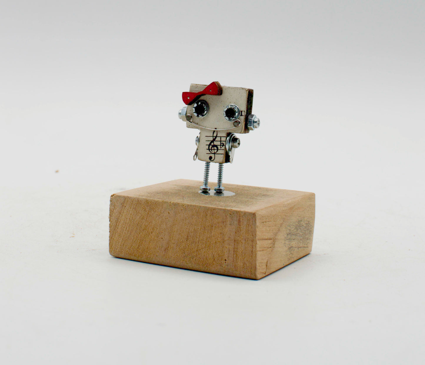 Spilla robot in legno tagliato a laser con miniatura robot metallico argento occhi neri e fiocco rosso fatta a mano