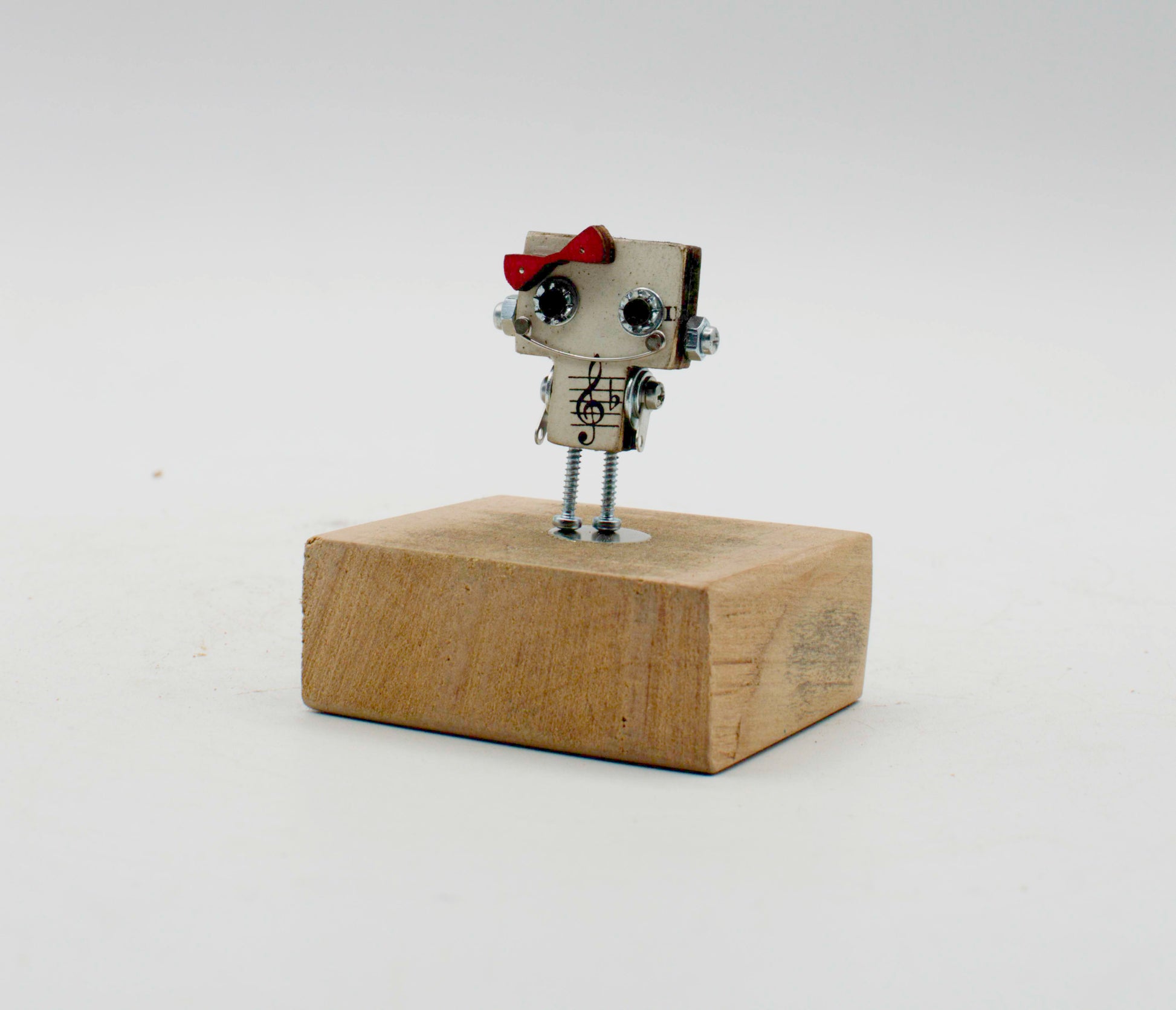 Spilla robot in legno tagliato a laser con miniatura robot metallico argento occhi neri e fiocco rosso fatta a mano