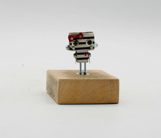 Spilla robot in legno tagliato a laser fatta a mano con robot metallico miniatura a strisce e gambe a viti