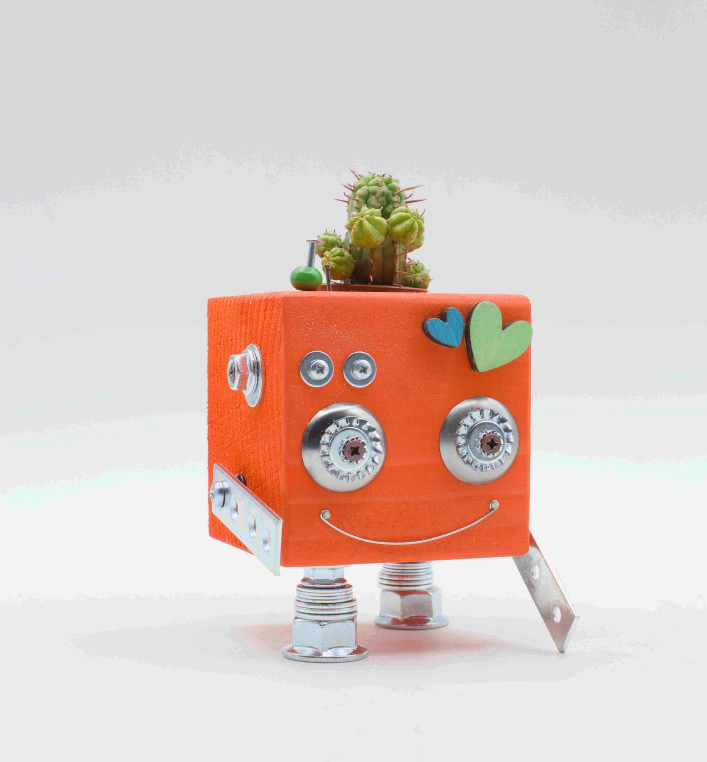Viso a forma di robot in legno fatto a mano color pesca con occhi metallici e decorazioni a forma di cuore smiling face