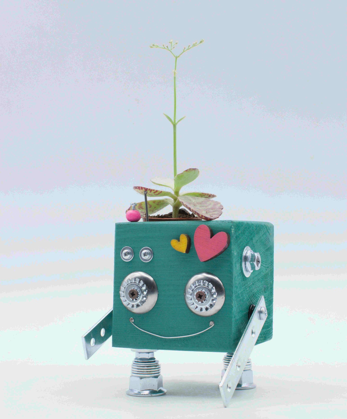 Vaso a forma di robot verde menta in legno fatto a mano con occhi metallici e decorazioni a cuore rosa e giallo