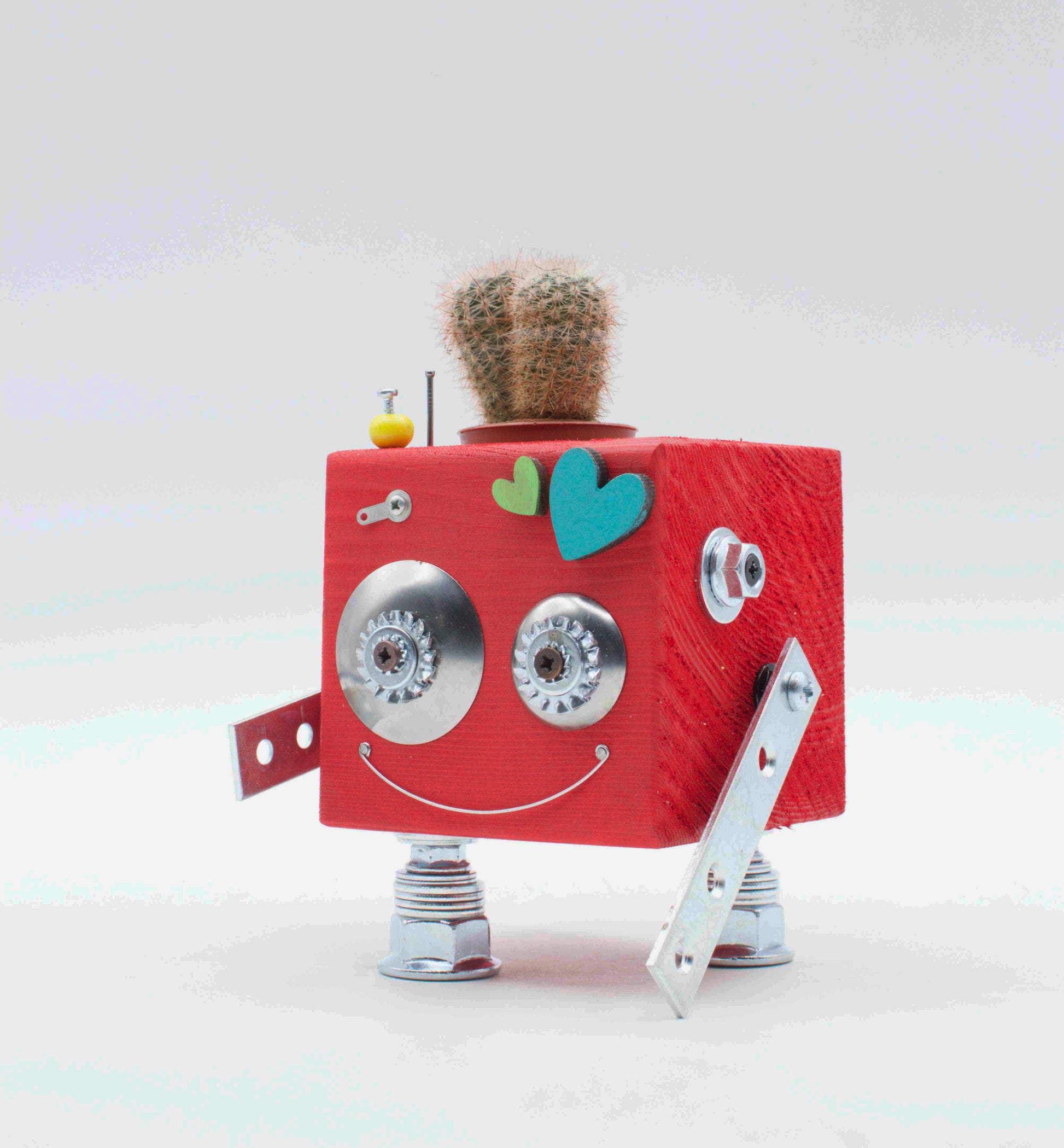 Vaso a forma di robot rosa con occhi metallici argento, faccia sorridente e cuori, porta pianta in legno fatto a mano